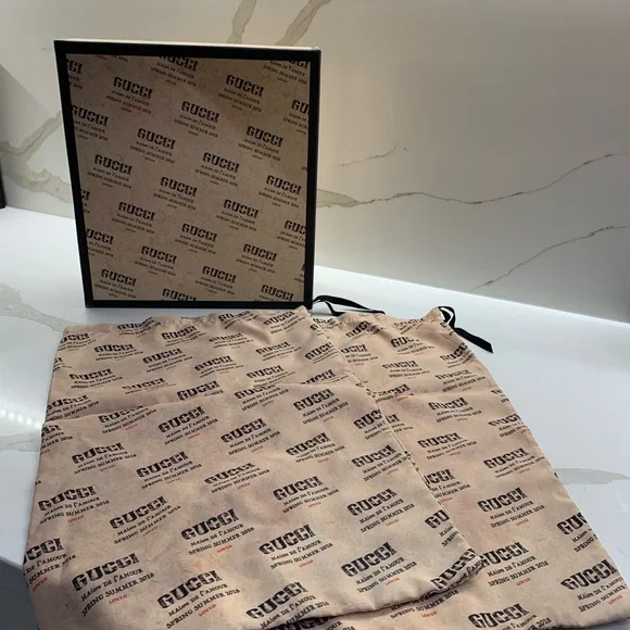 Gucci empty shoe box with 2 dust bags - Picture 1 of 16